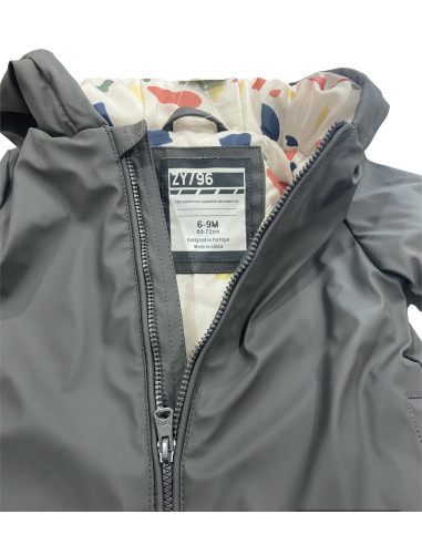 PARKA DE GOMA CON CAPUCHA ESTAMPADA